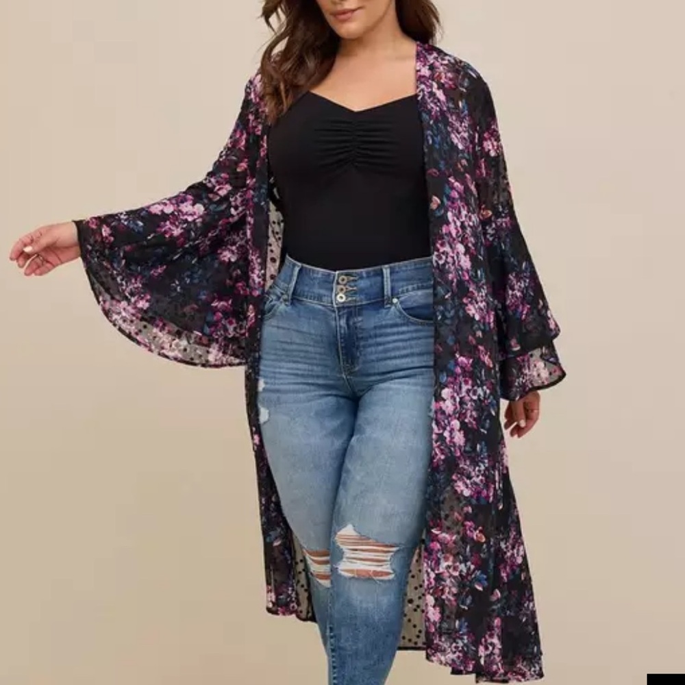 NWT Torrid Lurex Chiffon Maxi Kimono in Size 2 (18-20)
Floral Black